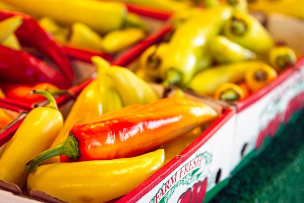 Cera húngara fresca o pimientos de plátano en exhibición para la venta