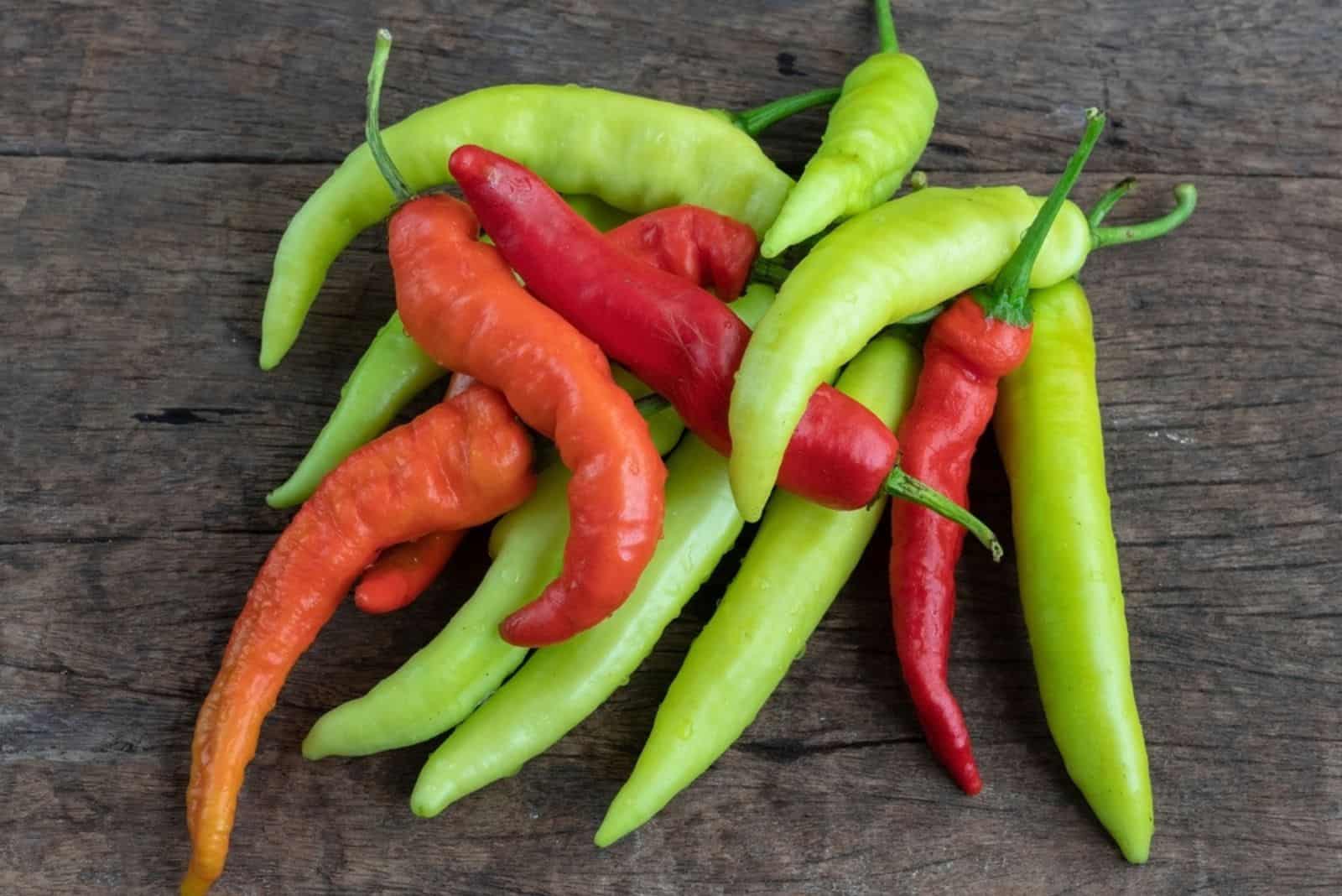 pimientos de plátano frescos en la mesa