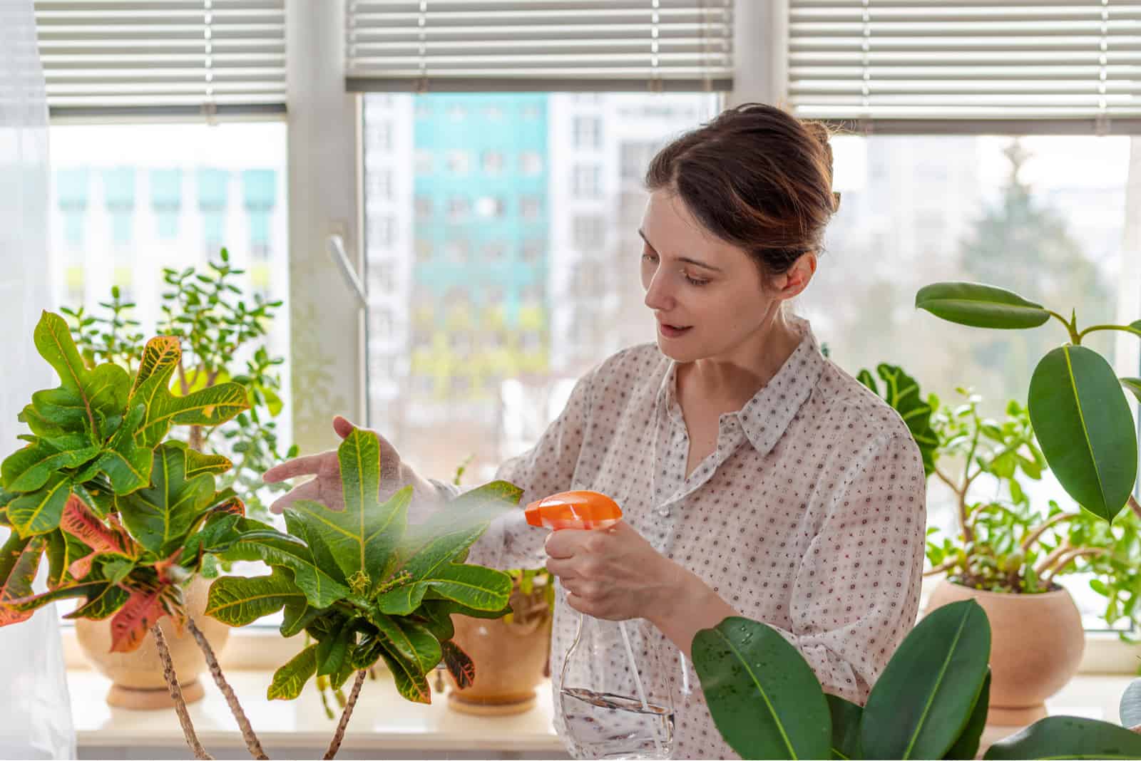 mujer rociando flores